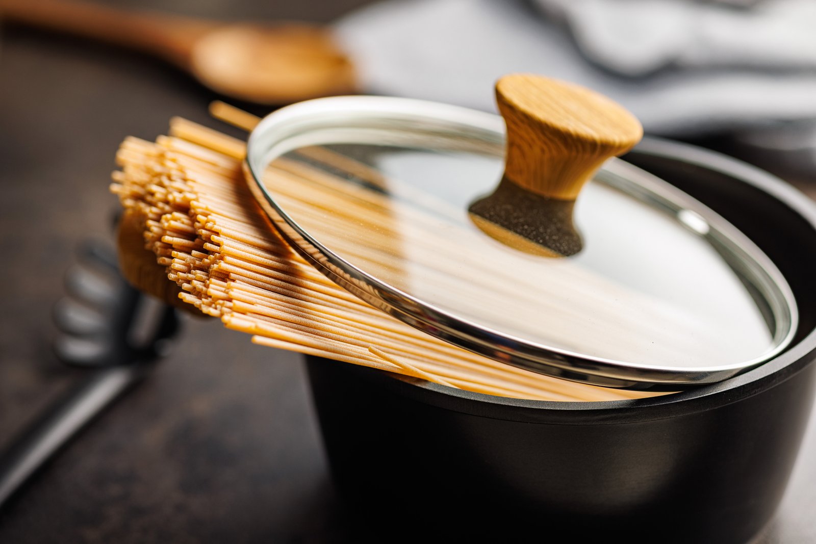 Glutenfreie Nudeln in einem Kochtopf