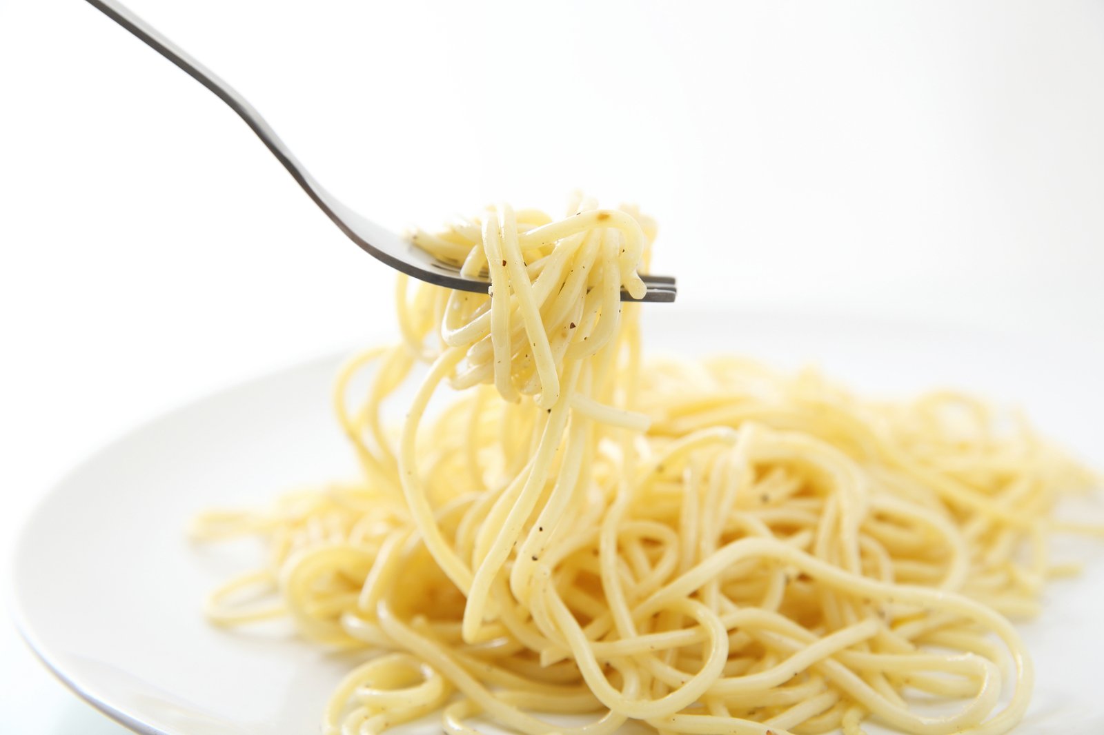 Klebrige Spaghetti auf einem Teller mit Gabel