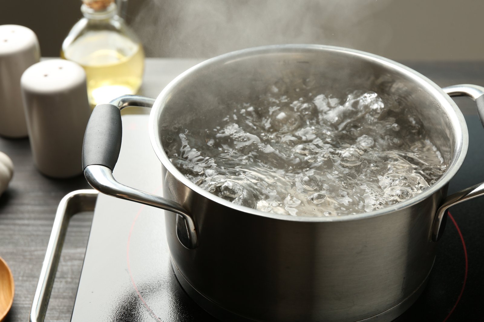 Großer Kochtopf mit kochendem Wasser auf dem Herd