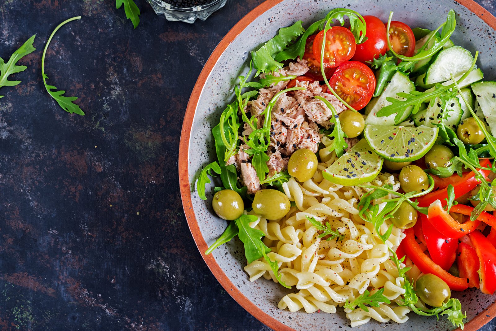 Nudelsalat in einer großen Schüssel