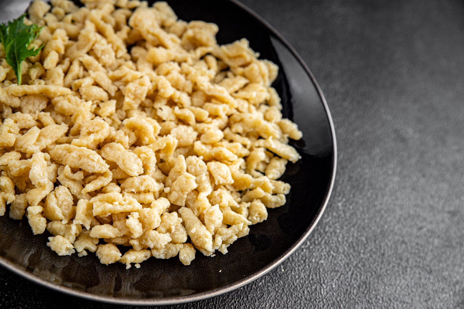 Spätzle in einer Pfanne mit Butter