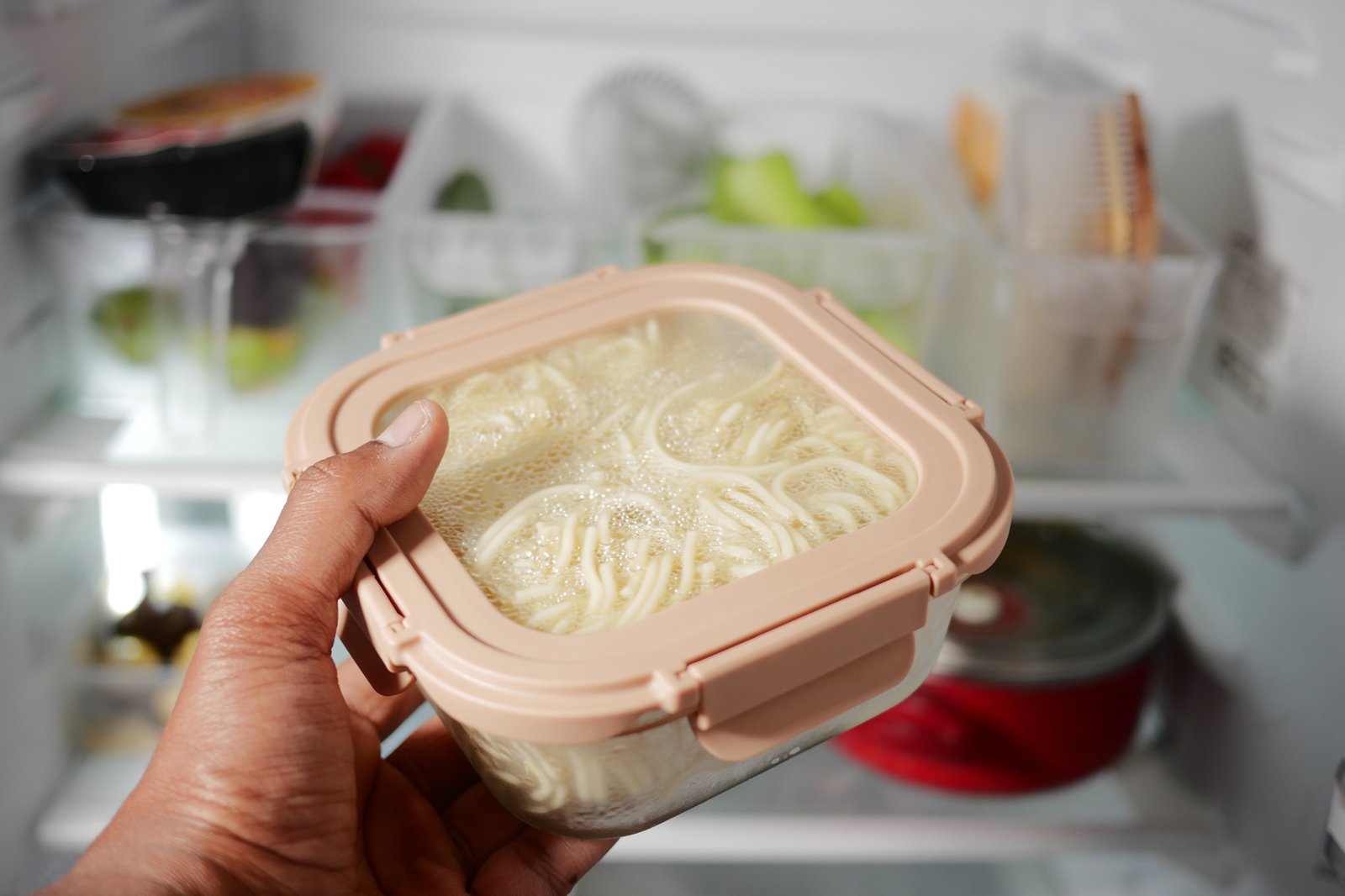 Gekochte Spaghetti in einer Aufbewahrungsbox