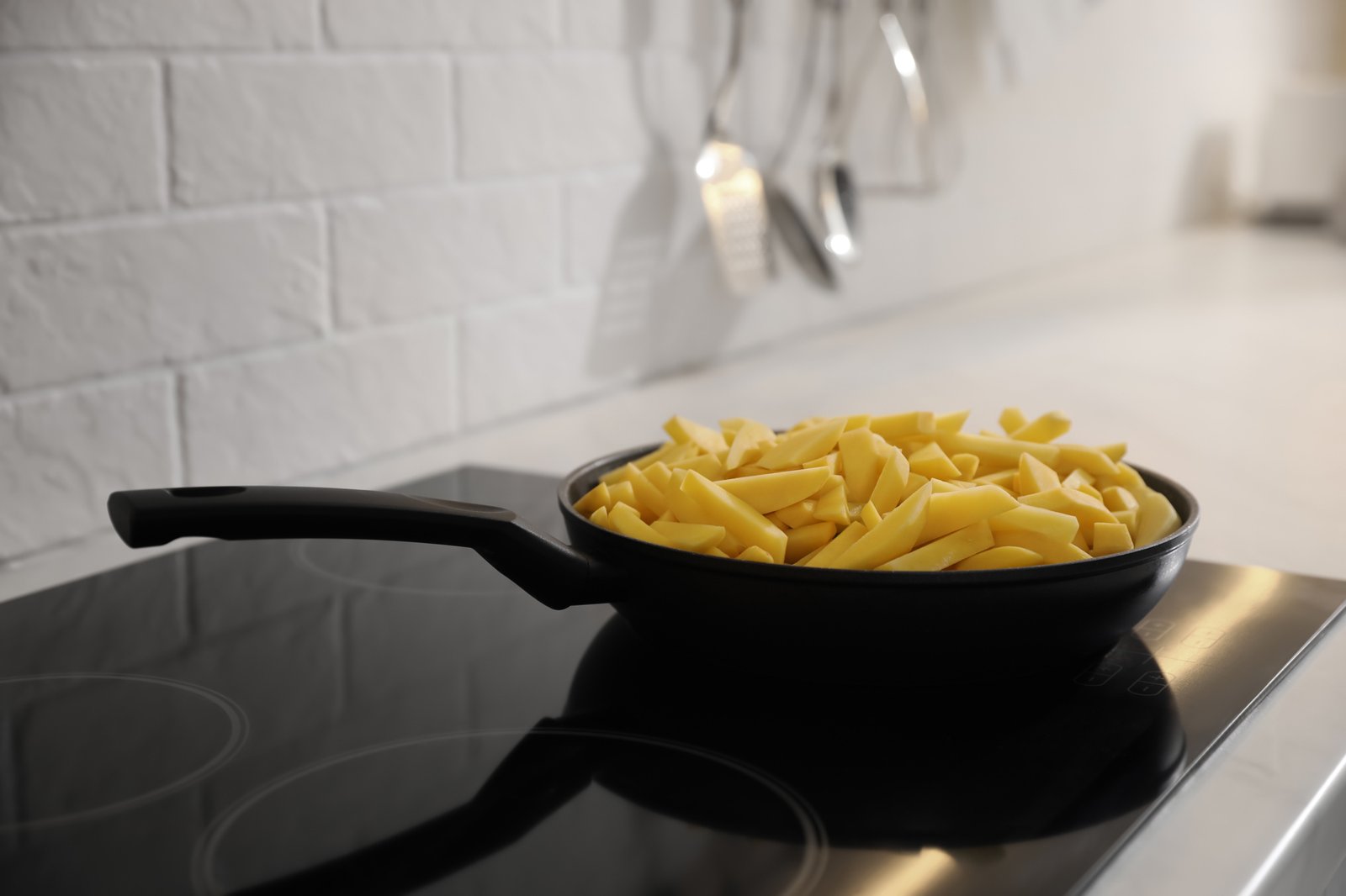 Spaghetti werden in einer Pfanne aufgewärmt