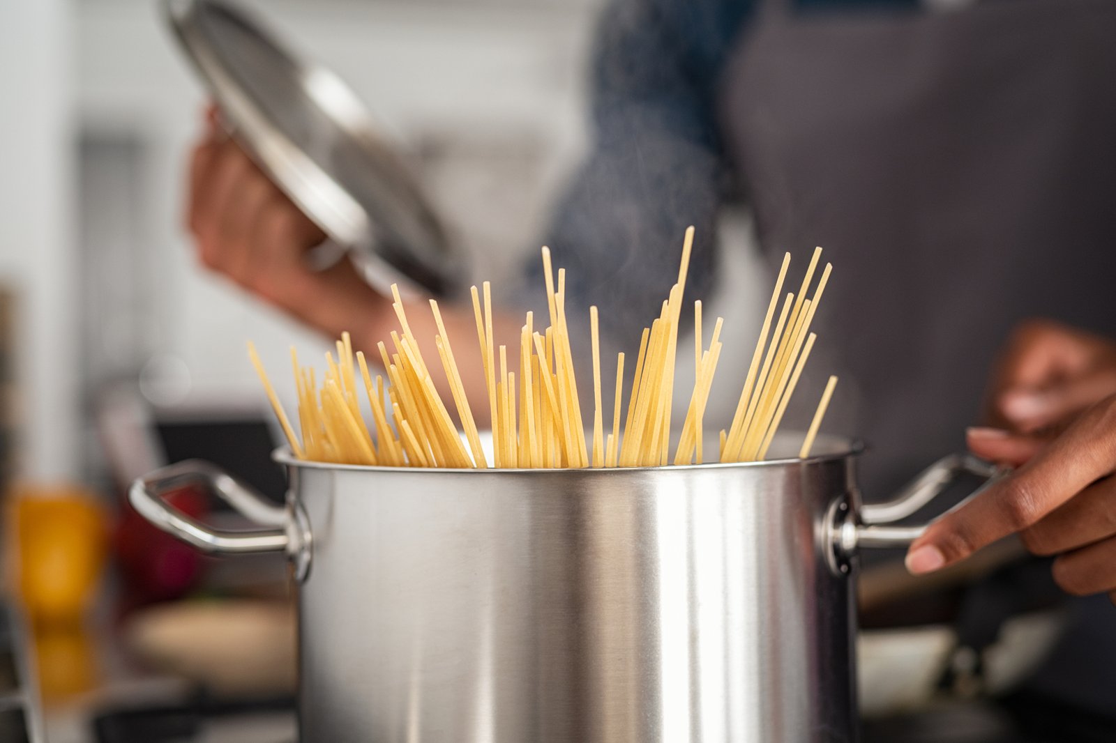 Kochtopf mit Deckel und kochenden Spaghetti